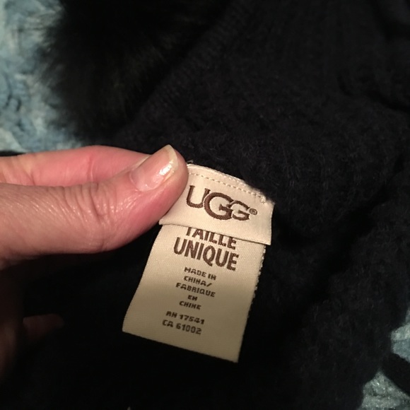 UGG trapper w/ Pom Pom - Picture 4 of 5